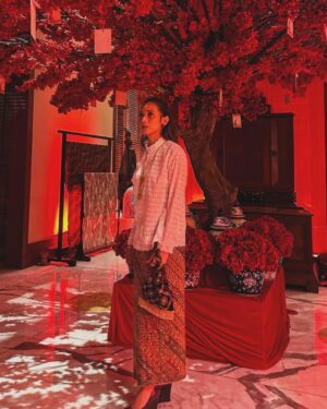 Gista Putri Instagram - Berkebaya Vintage Peranakan yang umurnya puluhan tahun untuk perayaan Cap Go Meh @wbi.foundation Terima kasih mas @chandrapitok untuk kebaya cantiknya😊