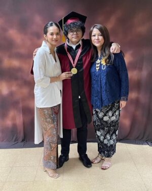 Gista Putri Instagram - Congratulations adek @sultansaladynetama 🤍 We’re so proud of you and honored to celebrate graduation day with you.