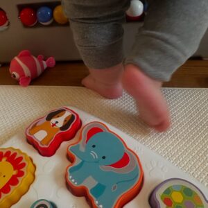 Gonca Vuslateri Instagram - Benim bayramım yok. 

Tamamen şahsi sebeplerim kaynaklı, bayram kutlamam.

Memleketim mesela. Şahsi sebeplerimden biridir. 

Bir gün olsun derdini unutmam.

Çocuklar eğlensin, bayramda el öpsünler, mutfakta kalan kısırları kemirsinler, kek kalıplarından vanilyalar çalsınlar bi parmak, büyükleri dedikodu yaparken yer yatağında ninni gibi dinleyip uyuyakalsınlar.. ben dedemin annesini gördüm, benim sırlarımı bilen insandı.. herkese bir Atike nasip olsun.. büyüklerden para alsınlar.. 

Gençlerimiz, çocuklarımız yüzleri gülsün. 

İnsanın bir çocukken bir de gençliğinde o mucizevi özelliğinden faydalandığı en kutsal maneviyatımız, 40’a yaklaşırken sessizce terk ediyor evi. 

Geriye hatırladığınız kadar tarifini uyguladığınız bir yemek gibi akılda kalanıyla ömür geçiyor:

Nedir arkadaşım o? 

Empati.

Her zaman evini değil, 

Bazen kendini de terk edip gidebilmeli insan.

Gidilecek bir mekan olarak her gün gözlerinin içine baktığı insanı da seçebilir ..

Neyse.

‘Yerine’ kendinizi koymayın yani. 
Kendinizi başkasının yerine koyduğunuz yerde bir süre unutun. 
Biraz özlesin sizi. 💫

Empati öyle çıtkırıldım bir mesele değil ve kıymetini en iyi çocuklar ve gençler bilir🌹

Büyüklerimin ellerinden öperim, bazı büyüklerime ise sadece kafa selamı veririm.
Ama küçüklerime kurban olurum.

İyi bayramlar