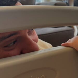 Gonca Vuslateri Instagram - Benim bayramım yok. 

Tamamen şahsi sebeplerim kaynaklı, bayram kutlamam.

Memleketim mesela. Şahsi sebeplerimden biridir. 

Bir gün olsun derdini unutmam.

Çocuklar eğlensin, bayramda el öpsünler, mutfakta kalan kısırları kemirsinler, kek kalıplarından vanilyalar çalsınlar bi parmak, büyükleri dedikodu yaparken yer yatağında ninni gibi dinleyip uyuyakalsınlar.. ben dedemin annesini gördüm, benim sırlarımı bilen insandı.. herkese bir Atike nasip olsun.. büyüklerden para alsınlar.. 

Gençlerimiz, çocuklarımız yüzleri gülsün. 

İnsanın bir çocukken bir de gençliğinde o mucizevi özelliğinden faydalandığı en kutsal maneviyatımız, 40’a yaklaşırken sessizce terk ediyor evi. 

Geriye hatırladığınız kadar tarifini uyguladığınız bir yemek gibi akılda kalanıyla ömür geçiyor:

Nedir arkadaşım o? 

Empati.

Her zaman evini değil, 

Bazen kendini de terk edip gidebilmeli insan.

Gidilecek bir mekan olarak her gün gözlerinin içine baktığı insanı da seçebilir ..

Neyse.

‘Yerine’ kendinizi koymayın yani. 
Kendinizi başkasının yerine koyduğunuz yerde bir süre unutun. 
Biraz özlesin sizi. 💫

Empati öyle çıtkırıldım bir mesele değil ve kıymetini en iyi çocuklar ve gençler bilir🌹

Büyüklerimin ellerinden öperim, bazı büyüklerime ise sadece kafa selamı veririm.
Ama küçüklerime kurban olurum.

İyi bayramlar