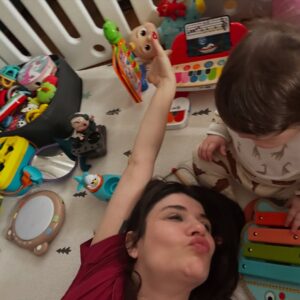 Gonca Vuslateri Instagram - Benim bayramım yok. 

Tamamen şahsi sebeplerim kaynaklı, bayram kutlamam.

Memleketim mesela. Şahsi sebeplerimden biridir. 

Bir gün olsun derdini unutmam.

Çocuklar eğlensin, bayramda el öpsünler, mutfakta kalan kısırları kemirsinler, kek kalıplarından vanilyalar çalsınlar bi parmak, büyükleri dedikodu yaparken yer yatağında ninni gibi dinleyip uyuyakalsınlar.. ben dedemin annesini gördüm, benim sırlarımı bilen insandı.. herkese bir Atike nasip olsun.. büyüklerden para alsınlar.. 

Gençlerimiz, çocuklarımız yüzleri gülsün. 

İnsanın bir çocukken bir de gençliğinde o mucizevi özelliğinden faydalandığı en kutsal maneviyatımız, 40’a yaklaşırken sessizce terk ediyor evi. 

Geriye hatırladığınız kadar tarifini uyguladığınız bir yemek gibi akılda kalanıyla ömür geçiyor:

Nedir arkadaşım o? 

Empati.

Her zaman evini değil, 

Bazen kendini de terk edip gidebilmeli insan.

Gidilecek bir mekan olarak her gün gözlerinin içine baktığı insanı da seçebilir ..

Neyse.

‘Yerine’ kendinizi koymayın yani. 
Kendinizi başkasının yerine koyduğunuz yerde bir süre unutun. 
Biraz özlesin sizi. 💫

Empati öyle çıtkırıldım bir mesele değil ve kıymetini en iyi çocuklar ve gençler bilir🌹

Büyüklerimin ellerinden öperim, bazı büyüklerime ise sadece kafa selamı veririm.
Ama küçüklerime kurban olurum.

İyi bayramlar