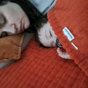 Gonca Vuslateri Instagram - Benim bayramım yok. 

Tamamen şahsi sebeplerim kaynaklı, bayram kutlamam.

Memleketim mesela. Şahsi sebeplerimden biridir. 

Bir gün olsun derdini unutmam.

Çocuklar eğlensin, bayramda el öpsünler, mutfakta kalan kısırları kemirsinler, kek kalıplarından vanilyalar çalsınlar bi parmak, büyükleri dedikodu yaparken yer yatağında ninni gibi dinleyip uyuyakalsınlar.. ben dedemin annesini gördüm, benim sırlarımı bilen insandı.. herkese bir Atike nasip olsun.. büyüklerden para alsınlar.. 

Gençlerimiz, çocuklarımız yüzleri gülsün. 

İnsanın bir çocukken bir de gençliğinde o mucizevi özelliğinden faydalandığı en kutsal maneviyatımız, 40’a yaklaşırken sessizce terk ediyor evi. 

Geriye hatırladığınız kadar tarifini uyguladığınız bir yemek gibi akılda kalanıyla ömür geçiyor:

Nedir arkadaşım o? 

Empati.

Her zaman evini değil, 

Bazen kendini de terk edip gidebilmeli insan.

Gidilecek bir mekan olarak her gün gözlerinin içine baktığı insanı da seçebilir ..

Neyse.

‘Yerine’ kendinizi koymayın yani. 
Kendinizi başkasının yerine koyduğunuz yerde bir süre unutun. 
Biraz özlesin sizi. 💫

Empati öyle çıtkırıldım bir mesele değil ve kıymetini en iyi çocuklar ve gençler bilir🌹

Büyüklerimin ellerinden öperim, bazı büyüklerime ise sadece kafa selamı veririm.
Ama küçüklerime kurban olurum.

İyi bayramlar