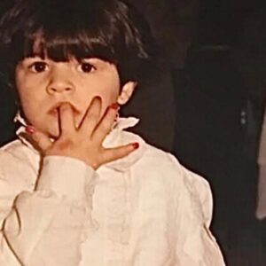 Gonca Vuslateri Instagram - Benim bayramım yok. 

Tamamen şahsi sebeplerim kaynaklı, bayram kutlamam.

Memleketim mesela. Şahsi sebeplerimden biridir. 

Bir gün olsun derdini unutmam.

Çocuklar eğlensin, bayramda el öpsünler, mutfakta kalan kısırları kemirsinler, kek kalıplarından vanilyalar çalsınlar bi parmak, büyükleri dedikodu yaparken yer yatağında ninni gibi dinleyip uyuyakalsınlar.. ben dedemin annesini gördüm, benim sırlarımı bilen insandı.. herkese bir Atike nasip olsun.. büyüklerden para alsınlar.. 

Gençlerimiz, çocuklarımız yüzleri gülsün. 

İnsanın bir çocukken bir de gençliğinde o mucizevi özelliğinden faydalandığı en kutsal maneviyatımız, 40’a yaklaşırken sessizce terk ediyor evi. 

Geriye hatırladığınız kadar tarifini uyguladığınız bir yemek gibi akılda kalanıyla ömür geçiyor:

Nedir arkadaşım o? 

Empati.

Her zaman evini değil, 

Bazen kendini de terk edip gidebilmeli insan.

Gidilecek bir mekan olarak her gün gözlerinin içine baktığı insanı da seçebilir ..

Neyse.

‘Yerine’ kendinizi koymayın yani. 
Kendinizi başkasının yerine koyduğunuz yerde bir süre unutun. 
Biraz özlesin sizi. 💫

Empati öyle çıtkırıldım bir mesele değil ve kıymetini en iyi çocuklar ve gençler bilir🌹

Büyüklerimin ellerinden öperim, bazı büyüklerime ise sadece kafa selamı veririm.
Ama küçüklerime kurban olurum.

İyi bayramlar