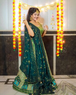 Gungun Gupta Instagram - Diwali is all about celebrating life with the people you love❤️ May your home be filled with good vibes and positivity✨
.
.
.
#gungungupta #instagram #instagood #instadaily #diwali #diwalicelebration #ootd #fashion #explore #explorepage #exploremore #photooftheday #photo #photography #festivevibes #delhi