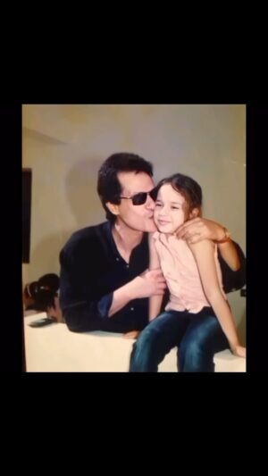 Hana Yousry Instagram - ٩ سنين يا هيما.. ٩ سنين معرفش عدوا  عليا ازاي.. بس ربنا بيهون و بيطبطب.. بس بتوحشني فيهم كل يوم اكتر من اليوم اللي قبله و بدعيلك فيهم كل يوم يا حبيبي.. يا حبيب عمري و ايامي و سنيني الفاتت و اللي جاية.. بس الذذ حاجة اني بقيت نسخة منك في كل حاجة.. بقيت احب القراءة و الكتب و بحب الفن بكل اشكاله و كل حاجة كنت بتحبها.. و متقلقش بقيت اقفل الانوار و التكيف قبل ما انزل 🤪💖😂
كل سنة و انت احلي  و اكرم و احن و ارجل راجل عرفته في حياتي.. بوسة كبيرة و حضن كبير لحد منتقابل قريب علي خير يا حبيبي انت.. 🌹