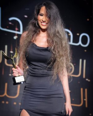 Hana Yousry Instagram - جايزة التميز و الابداع عن اغنية بنت ابويا من مهرجان الفضائيات العربية 

هيما حبيبي.. الجايزة دي بتاعتك.. بحبك اوي🤍

Thanks to my A team 

Stylist: @mahaibrahimyousry 
Dress: @ramaabdelghany 
Makeup: @mirnamagdymakeupartist