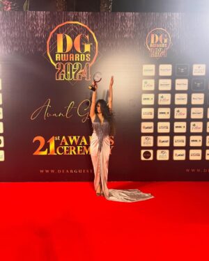 Hana Yousry Instagram - شكرا @dearguestco علي جايزة افضل مطربة شابة و شكرا لكل حد صوتلي 
Thank you @dearguestco for Best Young Singer award & thanks to each & every person who voted for me

Big thanks to @temraza & her amazing team for that gorgeous dresss!!! ❤️‍🔥❤️‍🔥❤️‍🔥

Big thanks to my @mahaibrahimyousry for this gorgeous look that I’ll forever be in love with 🔥🔥🔥