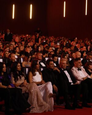Hana Yousry Instagram - GFF 2024 | LIVE from the opening ceremony of the seventh edition of El Gouna Film Festival.

Egyptian actor and singer Mohamed Sharnouby and singers Hana Yousry and Nouran Abo Taleb perform a mashup inspired by the iconic sounds and songs of Egyptian cinema. 

‎مباشرة من حفل افتتاح النسخة السابعة من مهرجان الجونة السينمائي.
كنا مع أغاني الأفلام في صورة جديدة غناء محمد الشرنوبي، نوران أبو طالب وهنا يسري.

📸 @mo4network