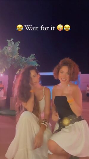 Hana Yousry Instagram - من اكتر الفيديوهاااات اللي ضحكت فيها  في حيااااتي 😂😂😂😂😂
@ranaraeis هقول حاجة عميقة اوي بس انا بجد بحبك حب مش هعرف اشرحه، ربنا يخليكي ليا حبيبتي… و دايما في ظهر بعض
اختتتتتتتتي 💖

GO STREAM 3ADDDAAA NOWWW 

Written by @muhamed_behairy 
Composed by @azizmaraka 
Music production by @mahermallakh

My beautiful set’s from @shopfufa 💖🌸