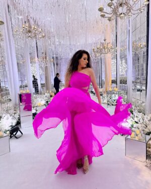 Hana Yousry Instagram - In love with this look honestly 💞🌸💕 
Thanks to: 
@mahaibrahimyousry for the amazing styling ❤️‍🔥
@samo_hagras for that beautiful dress 💞 & to @nidalhani for always being there & for these amazing pics 💕