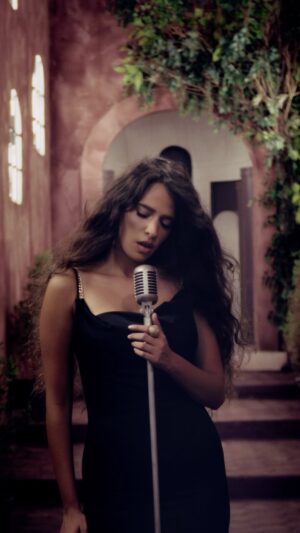 Hana Yousry Instagram - MY FAV PART 🖤 خلصت كل كلامي.. ما خلاص هقولك ايه.. 

Lyrics by @mostafanasser.official 
Composed by @taiamali_official 
Music production, recording, mixing & mastering by @mahermallakh 

Stylist/ Image Consultant: @mahaibrahimyousry 
MUA: @ayaabdelhamid 

Directed by @nidalhani 
DOP: @aminesmail.at