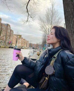 Hanane El Khader Instagram - كانت سنة عصيبة  مليٸة باوقات لا يمكن وصفها ولا شرحها احداث آلمتني كان يغلفني حينها خليط مٶلم من الحزن والضعف و  عدم القدرة علی التحمل اوقات كان البكاء فيها سيد الموقف  
ففي كل مرة اعتقدت انها النهاية ولكن كل ذلك مر بفضل الله سبحانه وتعالى بفضل عاٸلتي و احبتي وبفضلكم  وانا الان فخورة كل الفخر وانا اتخطى تلك الظروف والمواقف،
لا تفقدو الامل مهما كانت الظروف فبعد العسر إلا اليسر و بعد الصبر إلا النصر 

2022 اريد ان اعلمك انني جاهزة لتخطي كل الصعوبات والعمل بجد والسير بخطی واثقة لتحقيق اهدافي 
وانا واثقة كل الثقه بأن القادم اجمل
#hananeelkhader