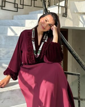 Hanane El Khader Instagram - First look before henna party 💃🇲🇦 كنتمنى لبنت خالتي حياة جميلة عامرة بالحب و الفرح مبروك ريحان #hananeelkhader #morrocancaftan #hennatime  #القفطان_المغربي caftan: @jihane_brand 🪡👗💗