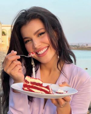 Hanane El Khader Instagram - It’s my birthdaaaaaay 🎂. أولا وقبل كل شئ كل الشكر و التقدير لكل من تذكرني وقدم لي التهنئة بمناسبة عيد ميلادي لقد غمرتموني بمشاعركم الراقية ودعواتكم المخلصة جزيل الشكر لفانزي الراقي لي كنحماق عليه حبكم ليا كيقويني و كيزيدني ارادة وعزيمة باش نكون عند حسن ظنكم الله اخليكم لياااا  ويا رب يجعل أيامكم كلها خير وسعادة.
بحال هاد النهار جات حنان لهاد الحياة و ليوم فسن 28 سنة تبتات انها اقوى من بعض الظروف لي كانت صعيييبة فالسنتين الاخيرتين لكن الحمد الله حنان ليوم مستعدة تبغي الحياة من جديد وتعطيها العمل بجد و المثابرة باش الحياة بالمقابل تعطيها النجاح وحبكم 🕊 #hananeelkhader