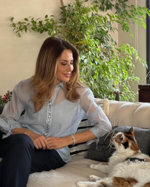 Hande Kazanova Instagram - ÖNEMLİ KARARLAR!

Haftaya Ay Aslan burcundayken giriş yapıyoruz. Siyasi liderler, bizi yönetenlerin karar ve düşünceleri, onların atacağı adımlar bu haftaya damgasını vuracak.

7 Nisan Pazartesi itibariyle Merkür düzeliyor. İletişim konularında yaşattığı sıkıntı ve problemlerin artık geride kalmasıyla beraber, 7 Nisan’dan sonra çok daha rahat adımlar atacağız. Yine pazartesi Venüs Satürn kavuşumları sıkıntı ve problemleri gösterebilir çünkü Venüs, ilişkilerimiz, paramız ve bütçemizle alakalıdır. İşsizlik, daralma, gelirlerde azalma etkisi devreye girer. Bireysel olarak baktığımızda evlilik, birliktelikler ve iş birliklerinde sorunlar oluşabilir.  Satürn, astrolojide baskı, otorite ve kontrol demektir. Venüs Satürn kavuşumları, sanatçı kesimlerinin ve eğlenceli işler yapanların devlet baskısına maruz kalma etkisini de bizlere gösterir. Venüs aynı zamanda cebimize giren para olduğu için Venüs Satürn kavuşumları, cebimize giren parayla ilgili sıkıntının olduğunu ve kazanımların azalma potansiyelini ve parasal konularda müdahaleleri bize anlatıyor gibi.Pazar günü Venüs, sabaha karşı 04:00 itibariyle düzelecek ama sabaha karşı 03:22 itibariyle 23 derece Terazi burcunda bir Dolunay gerçekleşecek. Terazi burcundaki Dolunaylar, denge, hak, hukuk, adalet ve eşitlikle bağlantılıdır.
Bu dolunay beklentiler, hak, hukuk, adalet için önemli bir Dolunay olacak! Sadece toplumsal bazda değil kendi bireysel hayatlarımızda ilişkiler, ele aldığımız işlerimiz, iş birlikleri, ortaklıklar ve bu alanlarda yaşadığımız sorunlar, adaletsizlikler ya da her şeyi yoluna sokmuşken ortaya çıkacak husumetler, çekişmeler bu dolunay zamanı ilişkilerimize dikkat etmemiz gerektiğini söylüyor.  Tüm kapıların özgürlüklere ve güzelliklere açıldığı bir hafta ve dolunay etkisi dilerim! Daha fazla ayrıntıyı https://www.handekazanova.com/07-13-nisan-2025-haftalik-burc-yorumlari/ ‘nda sizler için yazdım, izlemek isteyenler YouTube kanalımı ziyaret edebilirler.

Giysi: @marksandspencerturkiye     Takı: @sochicofficial   #hediyelikürün 
#astroloji