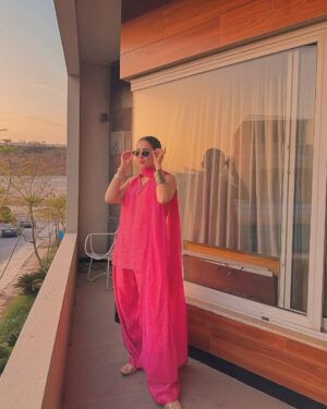 Hania Aamir Instagram - kyun?/!