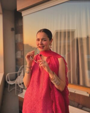 Hania Aamir Instagram - kyun?/!