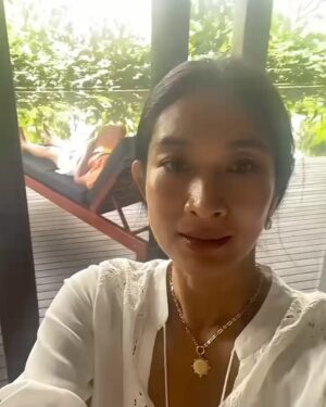 Happy Salma Instagram - Jadi ini salah satu kegiatan mereka. Anak-anak yang belum mendapatkan ijin memiliki atau bermain gawai oleh orang tuanya. ❤️🙏 

@themerusanur @balibeachsanur