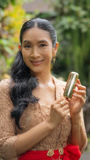 Happy Salma Instagram - Di tengah kesibukan, saya tetap berupaya menjaga kesehatan dan merawat kulit. Tapi tentu saya mencari yang praktis dan melindungi dengan baik @w3bselfcare menemani saya menjalani hari-hari di dalam atau luar ruangan.