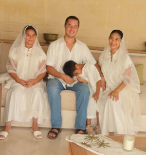 Happy Salma Instagram - Mohon maaf lahir dan batin. Selamat hari raya Idul Fitri. Semoga berkah dalam kebersamaan❤️

Busana @lutfiegani