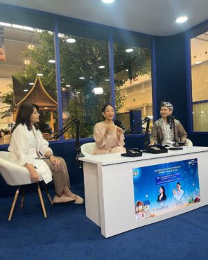 Happy Salma Instagram - Ada hari-hari yang diisi dengan kegiatan. 
Dan didalamnya selalu ada saja hal seru dan mengesankan.
Saya berhias, makan baik, lalu berbincang tentang @tuloladesigns dan #baktibca yang punya perasaan sama. Setelah itu saya bertemu orang yang punya integritas hidup seperti umbu dari sumba, dan mamak yang menenun. Mereka pahlawan budaya. Hati saya penuh.

Busana @dennywirawanofficial 
Penata rias @makeup.aktris 
Penata rambut @ichanaahair
Perhiasan @tuloladesigns