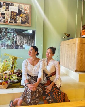 Happy Salma Instagram - Suatu hari. Jalan Dewi sita. Ubud❤️
@tuloladesigns Terima kasih untuk semua keluarga tulola, saya bangga.