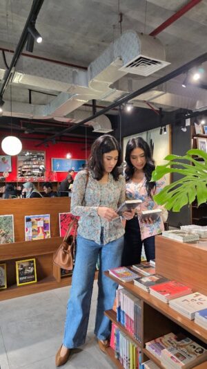 Happy Salma Instagram - Berkencan dengan @happysalma dihadiahkan puisi indah dari @makaryabuku ❤️