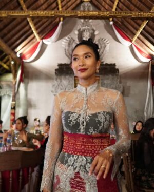 Happy Salma Instagram - ..
Butiran waktu meleleh dimataku…
…Dia. Yang mengabadikan aneka peristiwa walau tanpa saya sadari. Dia adalah sahabat yang saya sayang @vanesamartida 📸