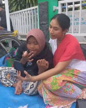 Happy Salma Instagram - Sebelum saya pentas di Pendopo Bupati Blora, saya pun jalan-jalan. Dan inilah obrolan saya dengan kawan baru yang berjualan durian. Dia perempuan pekerja yang tangguh. ❤️ Kemudian Pramoedya Ananta Toer yang tidak dia ketahui sempat saya bahas. Dan gemas nya kata-kata kramat pram menaungi kami dengan kokoh❤️ #seabadpram