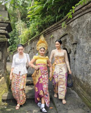 Happy Salma Instagram - Kenang-kenangan saat mengapit kinandari 🌺
