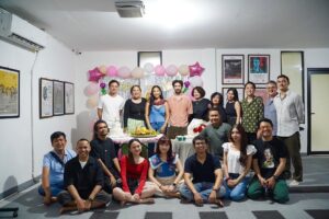 Happy Salma Instagram - Hari ulang tahunnya sudah lewat, tapi panjang berkahnya. Terima kasih untuk kejutan manis ini sobat💘 Saya beruntung❤️🌺⭐️
📸 @mitaluvthemoon