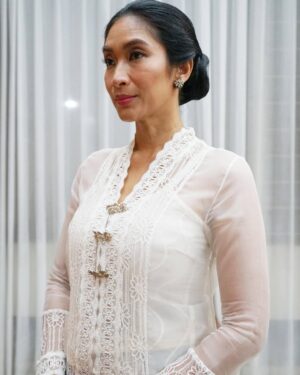 Happy Salma Instagram - 🌺

“Aku harus selalu tampil cantik, kata Tuan. Sebab pakaian kusut dan berantakan adalah cerminan dari perusahaan kusut, berantakan, dan tidak dapat dipercaya.”
— Nyai Ontosoroh

Segala yang melekat pada diri saya kemarin malam adalah puisi, tak terkecuali pakaian yang memperkuat cerminan tokoh Nyai Ontosoroh @hagaipakan telah membayangkan masa-masa ketika Nyai itu lahir. Bagaimana gaya berbusana dan warna kain seorang Nyai yang tidak umum. Dan jawaban pertanyaan itu saya sambut dengan menginsafi serta menghidupkannya dalam balutan kebaya dan kain batik yang indah ini. 

#seabadpram 
#fototidakdiedit