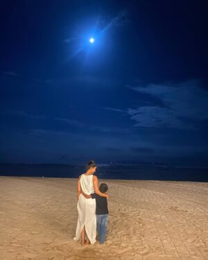 Happy Salma Instagram - Sejarah. Makanan enak. Kebersamaan. Purnama. ❤️❤️❤️

 @themerusanur @balibeachsanur