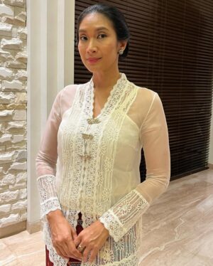 Happy Salma Instagram - 🌺

“Aku harus selalu tampil cantik, kata Tuan. Sebab pakaian kusut dan berantakan adalah cerminan dari perusahaan kusut, berantakan, dan tidak dapat dipercaya.”
— Nyai Ontosoroh

Segala yang melekat pada diri saya kemarin malam adalah puisi, tak terkecuali pakaian yang memperkuat cerminan tokoh Nyai Ontosoroh @hagaipakan telah membayangkan masa-masa ketika Nyai itu lahir. Bagaimana gaya berbusana dan warna kain seorang Nyai yang tidak umum. Dan jawaban pertanyaan itu saya sambut dengan menginsafi serta menghidupkannya dalam balutan kebaya dan kain batik yang indah ini. 

#seabadpram 
#fototidakdiedit