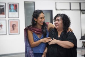Happy Salma Instagram - Hari ulang tahunnya sudah lewat, tapi panjang berkahnya. Terima kasih untuk kejutan manis ini sobat💘 Saya beruntung❤️🌺⭐️
📸 @mitaluvthemoon