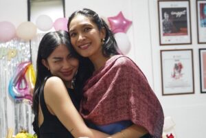Happy Salma Instagram - Hari ulang tahunnya sudah lewat, tapi panjang berkahnya. Terima kasih untuk kejutan manis ini sobat💘 Saya beruntung❤️🌺⭐️
📸 @mitaluvthemoon