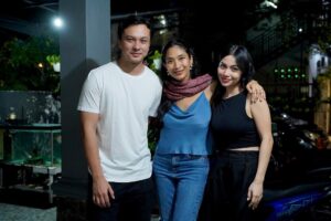 Happy Salma Instagram - Hari ulang tahunnya sudah lewat, tapi panjang berkahnya. Terima kasih untuk kejutan manis ini sobat💘 Saya beruntung❤️🌺⭐️
📸 @mitaluvthemoon