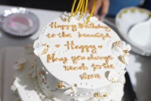 Happy Salma Instagram - Hari ulang tahunnya sudah lewat, tapi panjang berkahnya. Terima kasih untuk kejutan manis ini sobat💘 Saya beruntung❤️🌺⭐️
📸 @mitaluvthemoon