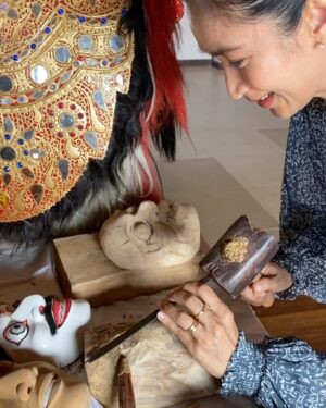 Happy Salma Instagram - ☘️
Satu ketika, saat saya mengenang masa kecil yang akrab dengan kayu. Pertamanya manis malu-malu. Lama-lama posisi tak menentu.