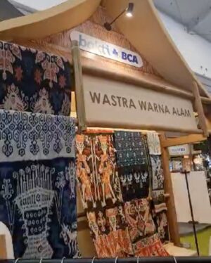 Happy Salma Instagram - Ada hari-hari yang diisi dengan kegiatan. 
Dan didalamnya selalu ada saja hal seru dan mengesankan.
Saya berhias, makan baik, lalu berbincang tentang @tuloladesigns dan #baktibca yang punya perasaan sama. Setelah itu saya bertemu orang yang punya integritas hidup seperti umbu dari sumba, dan mamak yang menenun. Mereka pahlawan budaya. Hati saya penuh.

Busana @dennywirawanofficial 
Penata rias @makeup.aktris 
Penata rambut @ichanaahair
Perhiasan @tuloladesigns