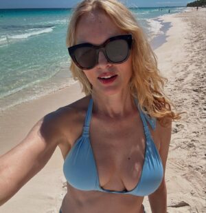 Heather Graham Instagram - Grateful I got to go on a yoga retreat in Tulum with @soukofrima_ and @mjmasala @souk.studio. Thanks @vhopeful for going with me. ❤️🧘🏼‍♀️🧘🏻‍♀️
📷: @stefanoukmar @terrynaini @vhopeful 
#tulum #yoga #yogalife #yogaclass 

On the way there I stopped in Sarasota to screen Chosen Family as part of a program to teach kids about filmmaking. 🎥❤️
#sarasotafilmsociety #bookervpa #semkhor #suncoasttechnicalcollege #sarasota 
😘🥰❤️