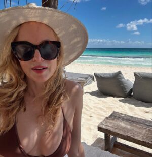 Heather Graham Instagram - Grateful I got to go on a yoga retreat in Tulum with @soukofrima_ and @mjmasala @souk.studio. Thanks @vhopeful for going with me. ❤️🧘🏼‍♀️🧘🏻‍♀️
📷: @stefanoukmar @terrynaini @vhopeful 
#tulum #yoga #yogalife #yogaclass 

On the way there I stopped in Sarasota to screen Chosen Family as part of a program to teach kids about filmmaking. 🎥❤️
#sarasotafilmsociety #bookervpa #semkhor #suncoasttechnicalcollege #sarasota 
😘🥰❤️
