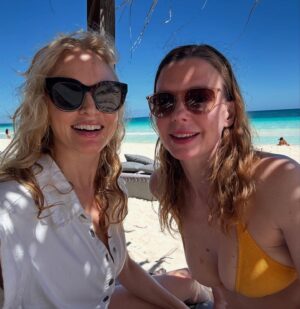 Heather Graham Instagram - Grateful I got to go on a yoga retreat in Tulum with @soukofrima_ and @mjmasala @souk.studio. Thanks @vhopeful for going with me. ❤️🧘🏼‍♀️🧘🏻‍♀️
📷: @stefanoukmar @terrynaini @vhopeful 
#tulum #yoga #yogalife #yogaclass 

On the way there I stopped in Sarasota to screen Chosen Family as part of a program to teach kids about filmmaking. 🎥❤️
#sarasotafilmsociety #bookervpa #semkhor #suncoasttechnicalcollege #sarasota 
😘🥰❤️