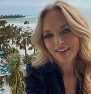 Heather Graham Instagram - Grateful I got to go on a yoga retreat in Tulum with @soukofrima_ and @mjmasala @souk.studio. Thanks @vhopeful for going with me. ❤️🧘🏼‍♀️🧘🏻‍♀️
📷: @stefanoukmar @terrynaini @vhopeful 
#tulum #yoga #yogalife #yogaclass 

On the way there I stopped in Sarasota to screen Chosen Family as part of a program to teach kids about filmmaking. 🎥❤️
#sarasotafilmsociety #bookervpa #semkhor #suncoasttechnicalcollege #sarasota 
😘🥰❤️