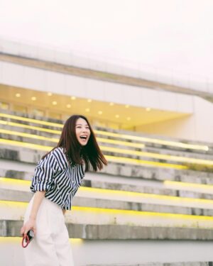 Hebe Tien Fu-chen Instagram - 謝謝你們❤️

收到大家的生日祝福，我好幸福。

這幾年放慢了步伐，有機會到處走走看看，有幸欣賞許多世界絕景，也內觀心的風景，豐盛綺麗，曲折離奇，一言難盡。（所以要用唱的吧）

常常在讚嘆美景的同時，心也會發出：「如果能在這裡唱歌，應該會很棒吧！」這樣的聲音。

這念想種下了《田調野地小巡演》的種子。

野地田調一路勘景的過程，從興奮啟程，到懷疑人生。
單純浪漫的初衷，起心想邀喜歡的人，一起做喜歡的事，身處絕景，我唱你聽。
落入現實執行面，才發現方方面面都是絕境，困難指數很高，實在相當磨人呀！
看著鏡中的自己，彷彿看到了拿石頭砸自己腳的王者。
在跛著被自己砸瘸的腿，匍匐前進大自然舞台的路上，也曾懷疑自己的決定，是否真要繼續。（此刻眼眶含淚卻不輕彈，根本是咬牙堅忍的生命鬥士。 好啦～才怪！我浮誇）

甄心感謝田調團隊沒有放棄，依然陪我負重勇敢前行。

也謝謝我自己，選擇站在愛這邊，而不是恐懼那邊。
愛大自然的我，愛唱歌的我，愛你們的我，來地球到此一遊，是來玩的，不是來怕的。

如果你也願意，想邀請你和我一起來這非典型的演出玩玩，舟車勞頓，上山下海。
可能風和日麗，皆大歡喜；也可能風吹日曬雨淋，留下難忘的回憶。

若說這是一場相對異常的演出，我想那是因為有你，而異常地美好。

一二三，我們一起《田調》玩耍去！

是獻給自己，也獻給你的生日禮物。

“有心有願 就會實現”
我對我自己說，也是我送給準備登記抽票的你們的祝福。
（合十感恩）

#田調