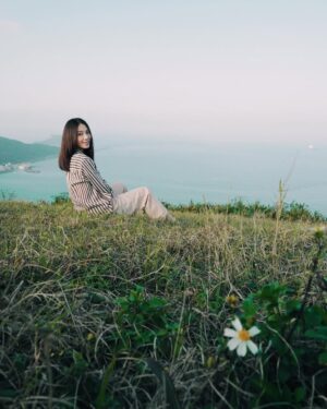 Hebe Tien Fu-chen Instagram - 謝謝你們❤️

收到大家的生日祝福，我好幸福。

這幾年放慢了步伐，有機會到處走走看看，有幸欣賞許多世界絕景，也內觀心的風景，豐盛綺麗，曲折離奇，一言難盡。（所以要用唱的吧）

常常在讚嘆美景的同時，心也會發出：「如果能在這裡唱歌，應該會很棒吧！」這樣的聲音。

這念想種下了《田調野地小巡演》的種子。

野地田調一路勘景的過程，從興奮啟程，到懷疑人生。
單純浪漫的初衷，起心想邀喜歡的人，一起做喜歡的事，身處絕景，我唱你聽。
落入現實執行面，才發現方方面面都是絕境，困難指數很高，實在相當磨人呀！
看著鏡中的自己，彷彿看到了拿石頭砸自己腳的王者。
在跛著被自己砸瘸的腿，匍匐前進大自然舞台的路上，也曾懷疑自己的決定，是否真要繼續。（此刻眼眶含淚卻不輕彈，根本是咬牙堅忍的生命鬥士。 好啦～才怪！我浮誇）

甄心感謝田調團隊沒有放棄，依然陪我負重勇敢前行。

也謝謝我自己，選擇站在愛這邊，而不是恐懼那邊。
愛大自然的我，愛唱歌的我，愛你們的我，來地球到此一遊，是來玩的，不是來怕的。

如果你也願意，想邀請你和我一起來這非典型的演出玩玩，舟車勞頓，上山下海。
可能風和日麗，皆大歡喜；也可能風吹日曬雨淋，留下難忘的回憶。

若說這是一場相對異常的演出，我想那是因為有你，而異常地美好。

一二三，我們一起《田調》玩耍去！

是獻給自己，也獻給你的生日禮物。

“有心有願 就會實現”
我對我自己說，也是我送給準備登記抽票的你們的祝福。
（合十感恩）

#田調