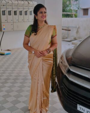 Hemalatha M Instagram - உங்கள் செய்கைகளை மற்றவர்கள் பிரதிபலிக்கலாம்.. 
ஆனால் உங்கள் எண்ணங்களையும் , ஆற்றலையும் பிரதிபலிக்க முடியாது❤️

நீங்கள் என்பது நீங்களும், உங்கள் தனித்தன்மை மட்டுமே❤️

#inspirewithhemarakesh #HemaRakesh #SoulfulVibes #hemarakeshanchor #hemarakeshinstareels