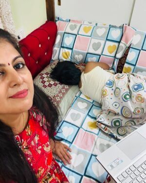 Hemalatha M Instagram - பாப்பாவை தூங்க வைத்துக் 
கொண்டே மறுபுறம் இன்று 3 மணி நேரம் Digital Marketing வகுப்புகளை இப்போது நடத்தி முடித்தேன்❤️

ஒரு வாரமாக 2 வேளைதான் உணவு, ஒரு புறம் தொடர் தூக்கமின்மை, மறுபுறம் படுத்திஎடுக்கும் மாதவிலக்கு முதல் நாள்.. இனி தான் இரவு உணவு எடுக்க வேண்டும் 😊

இப்படிதான் குடும்ப பொறுப்புகளும், வேலை அடையாளமும் பல பெண்களால் Balance செய்யப்படுகிறது.

தமிழ்நாட்டின் பல பகுதிகளில் இருந்தும் ஜெர்மன், ஜப்பான் , சவுதி என பல நாடுகளில் இருந்து இருந்தும், இன்று என்னுடைய வகுப்புகளில் பங்கேற்ற அனைவருக்கும் எனது மனமார்ந்த நன்றிகள் ❤️

#inspirewithhemarakesh #infowithhemarakesh #learnwithhemarakesh #celebritycreator #tamildigitalmarketingclasses #digitalmarketingclasses