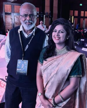 Hemalatha M Instagram - மேன்மக்கள் மேன்மக்களே❤️

கடந்த 2 நாட்களுக்கு முன்பு Dr. வேலுமணி சார் அவர்கள் Insta வில் பதிவிட்ட பெண்கள் வேலைக்கு போவது பற்றி அவர் தெரிவித்த கருத்துக்கள் மற்றும் வீடியோவின் தலைப்பு பற்றி என்னுடைய Facebook பக்கத்தில் எழுதி , அவர் அப்படி பேசியது வருத்தமாக இருந்தது என குறிப்பிட்டு இருந்தேன். அதற்கு  Dr. வேலுமணி சார்  என்னுடைய அந்த பதிவில் பின்னூட்டம் அளித்துள்ளார்.

பின்னூட்டத்திற்கும், உணர்வுகளை புரிந்து கொண்டதற்கும் நன்றி சார்😊🙏🏻. சிறிய டவுனில் இருந்து சாதாரண பெண்ணாக தொடங்கி இன்று சர்வதேச ஊடகத்தில் பணிபுரியும் அளவிற்கு வந்ததற்கு முழு முதற்காரணம் வேலைக்கு சென்ற என் அம்மா. 250 ரூபாய் சம்பளத்தில் வேலையை தொடங்கியவர் என் அம்மா. ஒரு பெண் வேலைக்கு சென்றால் ஒரு குடும்பம் எப்படி படிப்படியாக முன்னேறும் என்பதை கண்கூடாக பார்த்து வளர்த்திருக்கறேன். அதனாலேயே இன்று நான் செல்லும் இடங்களில் எல்லாம் பெண்களுக்கான கல்வி குறித்தும், பொருளாதார தன்னிறைவு குறித்தும் பேசுகிறேன். 

எப்போதும் உங்களுடைய அனைத்து வீடியோக்களும் எங்களை போன்ற வளர்ந்து வரும் தொழில்முனைவோருக்கு பெரும் ஊக்கமாக இருந்திருக்கிறது. நான் பெரிதும் மதிக்கும் நபர் நீங்கள். உங்களுடைய வீடியோக்களுக்கு மில்லியன் கணக்கில் Views இம் , ஆயிரக்கணக்கான Comments உம் வந்து கொண்டிருக்கும் வேளையில் என்னுடைய பதிவிற்கு மதிப்பளித்து , பதிலளித்த தங்களின் உயர்வான பண்பு, நாங்கள் அனைவரும் உங்களிடம் இருந்து கற்றுக் கொள்ள வேண்டிய ஒன்று❤️. 

வாழ்வின் எத்தனை உயரங்களுக்கு சென்றாலும் நாம் எப்படி நடந்து கொள்ள வேண்டும் என நிரூபித்துள்ளீர்கள். உங்களிடம் இருந்து இதை கற்றுக் கொள்கறேன். எப்போதும் போல உங்களின் தன்னம்பிக்கை பதிவுகளுக்காக காத்திருக்கிறோம்🥳😍

Picture Courtesy- உங்களை TN Digital Summit இல் சந்தித்த போது எடுத்தது. ஆனால் உங்களுக்கு நினைவிருக்க வாய்ப்பில்லை😊

#hemarakesh #lifestoriesofhemarakesh