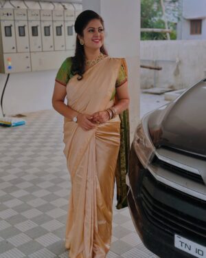 Hemalatha M Instagram - உங்கள் செய்கைகளை மற்றவர்கள் பிரதிபலிக்கலாம்.. 
ஆனால் உங்கள் எண்ணங்களையும் , ஆற்றலையும் பிரதிபலிக்க முடியாது❤️

நீங்கள் என்பது நீங்களும், உங்கள் தனித்தன்மை மட்டுமே❤️

#inspirewithhemarakesh #HemaRakesh #SoulfulVibes #hemarakeshanchor #hemarakeshinstareels